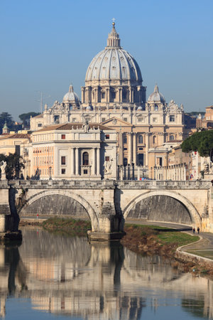 Saint Peter basilica from the river Tevere. Rome, Italyのeditorial素材