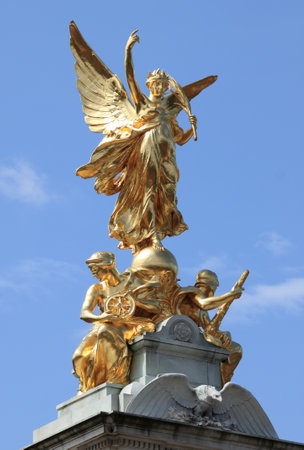 LONDON, UK - AUGUST 6: Victoria Monument on Buckingham Palace roundabout on August 6, 2014 in London, UKのeditorial素材