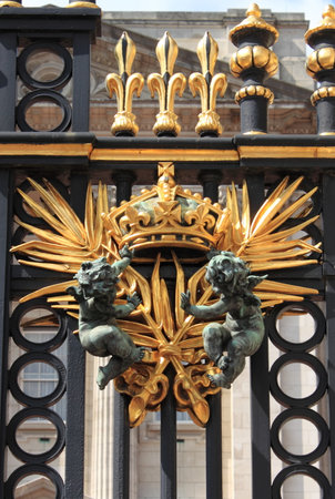 Emblem in the front gate of Buckingham Palace in London, UKのeditorial素材