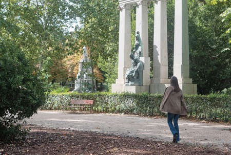 girl walking in the Buen Retiro Park - Parque del Buen Retiro, Madridのeditorial素材