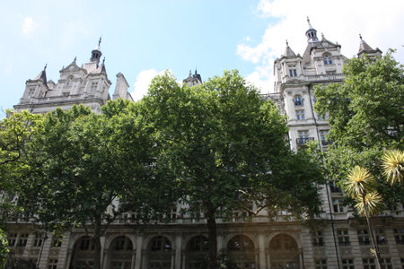 an ancient English palace with a park on which lush green trees growのeditorial素材