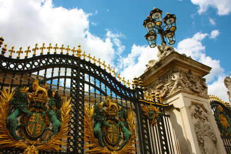 summer tourism outside the home of the queens of england in UKのeditorial素材