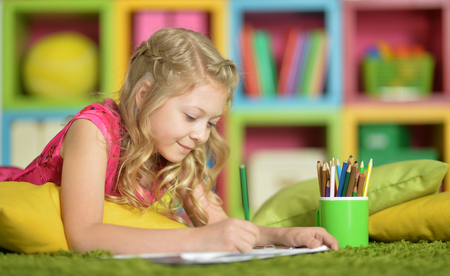 girl drawing  at homeの写真素材