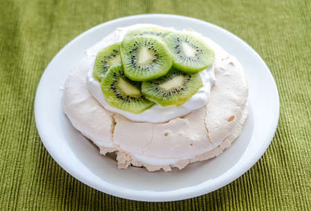Kiwifruit pavlovaの写真素材