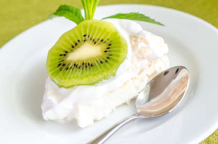 Kiwifruit pavlovaの写真素材