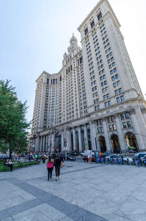 NEW YORK - JUL 17: The Manhattan Municipal Building in July 17, 2014 on NYC. It is a 40-story building built to accommodate increased governmental space demands after the consolidation of 5 boroughs.のeditorial素材