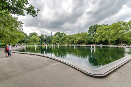 NEW YORK CITY - JUL 17: Model sailboats on the Conservatory Water on July, 17 in New York. Conservatory Water lies in a natural hollow near Fifth Avenue in Manhattan, New York City's Central Park.のeditorial素材