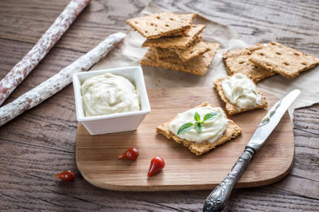 Crisps with cream cheese