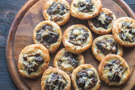 Tartelettes with shiitake mushrooms and cheeseの写真素材
