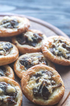 Tartelettes with shiitake mushrooms and cheeseの写真素材