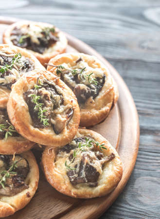 Tartelettes with shiitake mushrooms and cheeseの写真素材