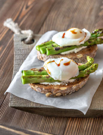 Sandwich with cream cheese, grilled asparagus and poached eggの写真素材