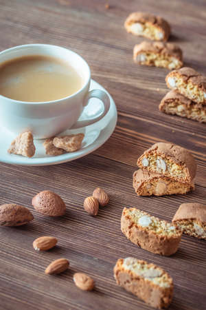 Cup of coffee with cantuccini cookies flat layの写真素材