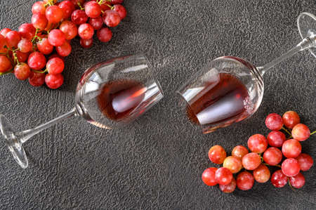 Two glasses of red wine with bunch of grapes: top viewの写真素材