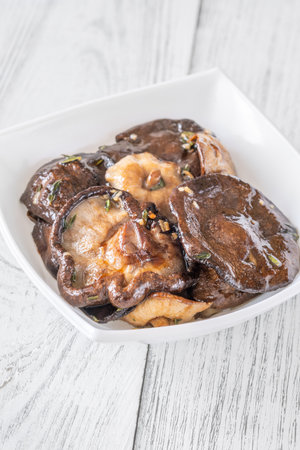 Fragrant shiitake mushrooms fried with thyme and garlic, rich earthy umami aromaの写真素材