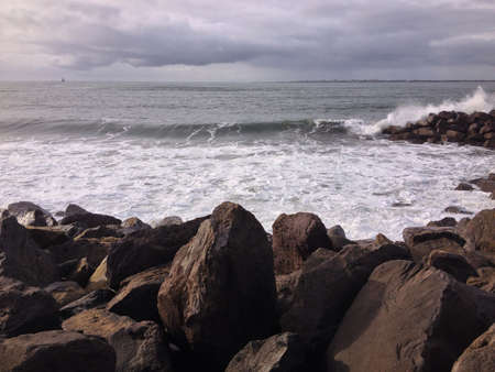 Waves crashing at Westport WAの素材
