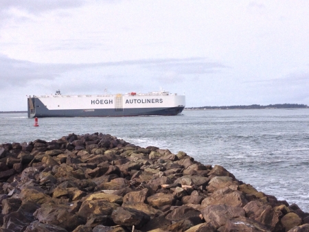A freighter heading to port at Westport WAの素材