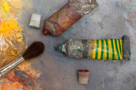 Paint brush and old wooden palletの写真素材