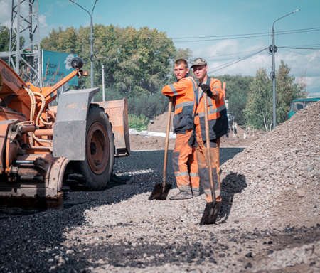 30th of August, Russia, Tomsk, road workers repair roadbedのeditorial素材