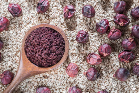 Acai powder in bowl on wooden backgroundの写真素材