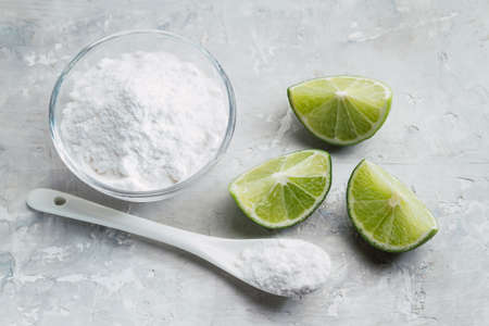 Baking soda and lemon on white backgroundの写真素材