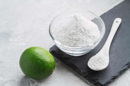 Baking soda and lemon on white backgroundの写真素材