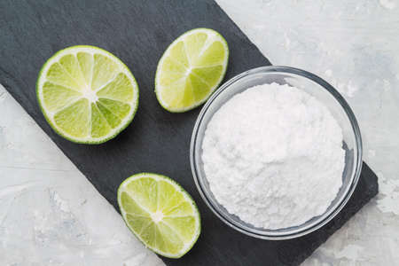 Baking soda and lemon on white backgroundの写真素材