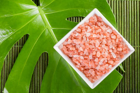 Himalayan pink salt in bowl on the table, close-up imageの写真素材