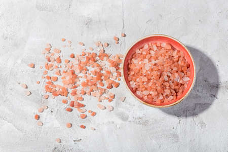 Himalayan pink salt in bowl on the table, close-up imageの写真素材