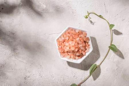 pink himalayan salt, in bowl on white backgroundの写真素材