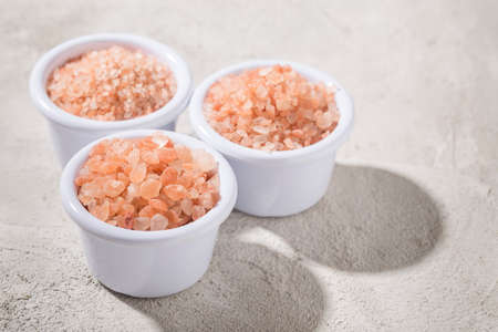 pink himalayan salt, in bowl on white backgroundの写真素材