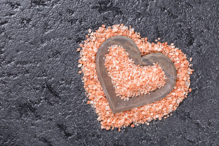 Himalayan pink salt crystals on black background, space for textの写真素材