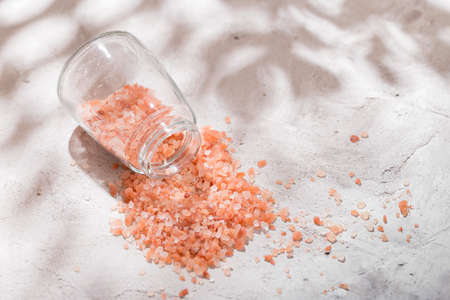 pink himalayan salt, in bowl on white backgroundの写真素材