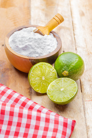 Baking soda and lime on a wooden surfaceの写真素材