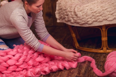 The process of knitting blankets made of Merino.