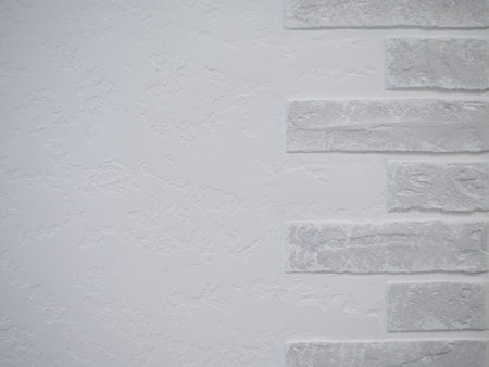 Half of the wall is finished with white plaster and the other half with white brick. Beautiful...