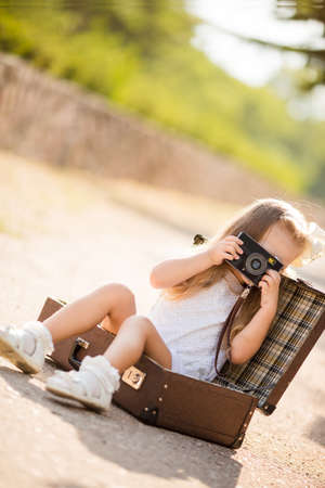 Quite the little photographer girl in a white dress with a white bow on her head,white socks and white sandals,old dad\\\\\\\\\\\\\\\\の写真素材