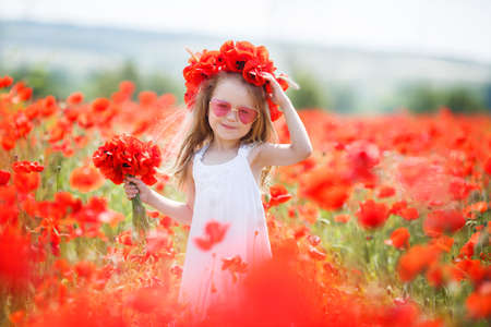 He was wearing a pink dressing bag and a girlfriend. handの写真素材