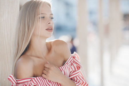 It is a beautiful girl who wore a jersey and a pink jersey and a sweetheartの写真素材