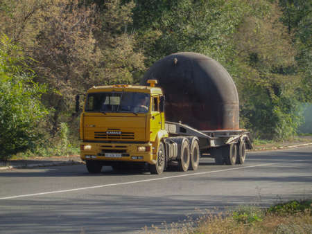 Kazakhstan, Ust-Kamenogorsk, october 4, 2019: Yellow truck with trailer. Kamaz truck. Metal structureのeditorial素材