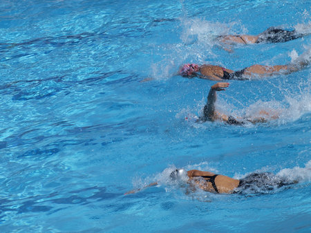 Women competition in the swimming-pool
