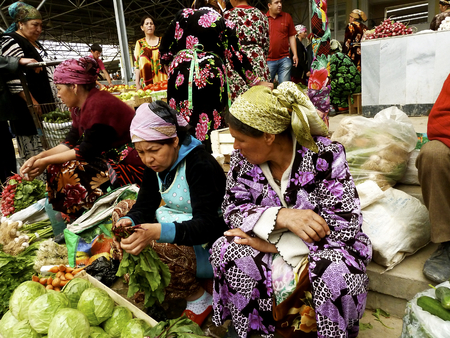 Samarkand - Uzbekistan, May 2, 2012 Sellers in the Samarkand marketのeditorial素材