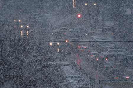 raffic during snowfall in the cityの写真素材