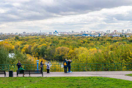 MOSCOW, RUSSIA - OCTOBER 19, 2017: People watch autumn Moscow from the observation desk in Kolomenskoyeのeditorial素材