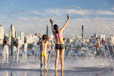 People fleeing from the heat in a city fountain in the centre of a European cityのeditorial素材