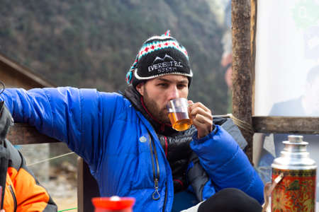 Mountain Climber drinks Tea at base Campのeditorial素材