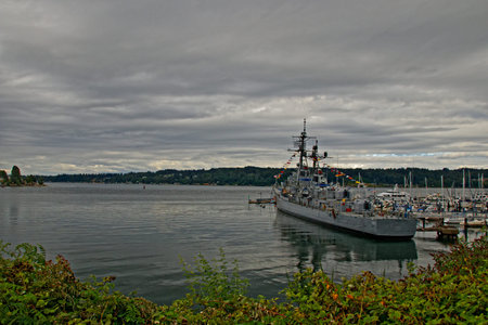 View from Bremerton Harbor to Manetteのeditorial素材