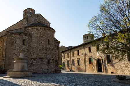 Piazza Dante Alighieri square with basilica in San Leoのeditorial素材