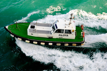 pilot boat on the left sideのeditorial素材