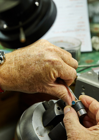 Jewelry production. The process of fixing stones with a fixer, using a microscope. Jewelry makingの写真素材